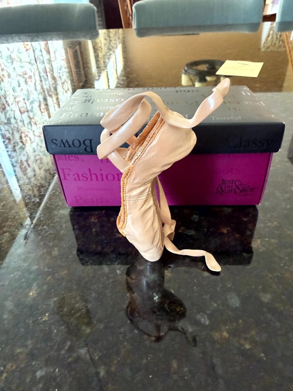 Just the Right Shoe En Pointe 25006 Pink Ballet Pointe Shoe Figurine Box